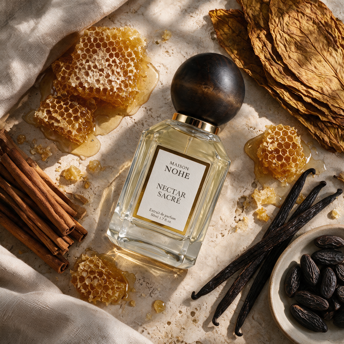 Nectar Sacré, Maison Nohe, entouré de ses notes : miel, tabac, cannelle, vanille, fève tonka