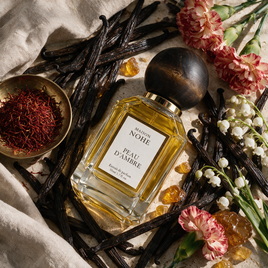 Peau d'Ambre, Maison Nohe, entouré de ses notes : vanille, safran, œillet, muguet, ambre