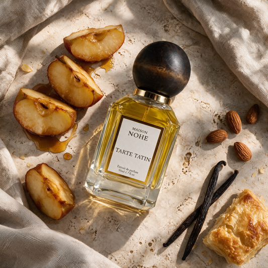 Tarte Tatin, Maison Nohe, entouré de ses notes : pomme caramélisée, caramel, amande, vanille, pâte feuilletée