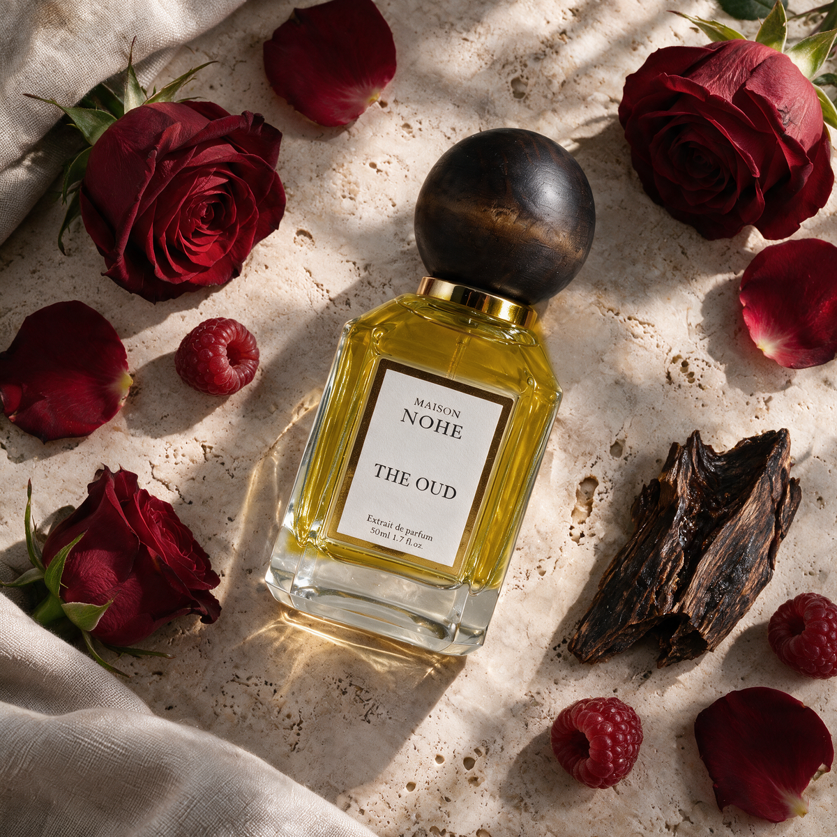 The Oud, Maison Nohe, entouré de ses notes : rose, framboise, bois d'oud